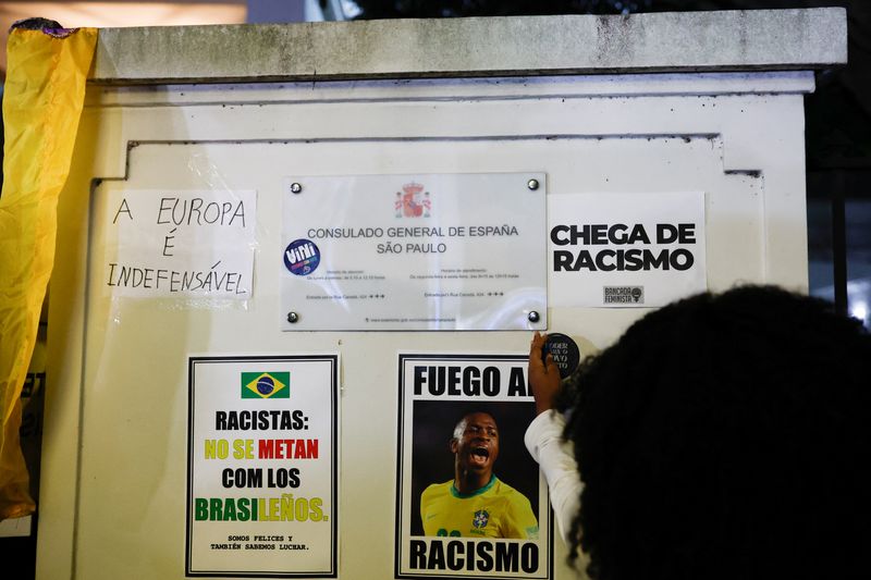 &copy; Reuters. Manifestantes protestam contra ofensas racistas feitas ao jogador do Real Madrid Vinícius Jr. no Consulado Geral da Espanha em São Paulo
23/05/2023 REUTERS/Amanda Perobelli