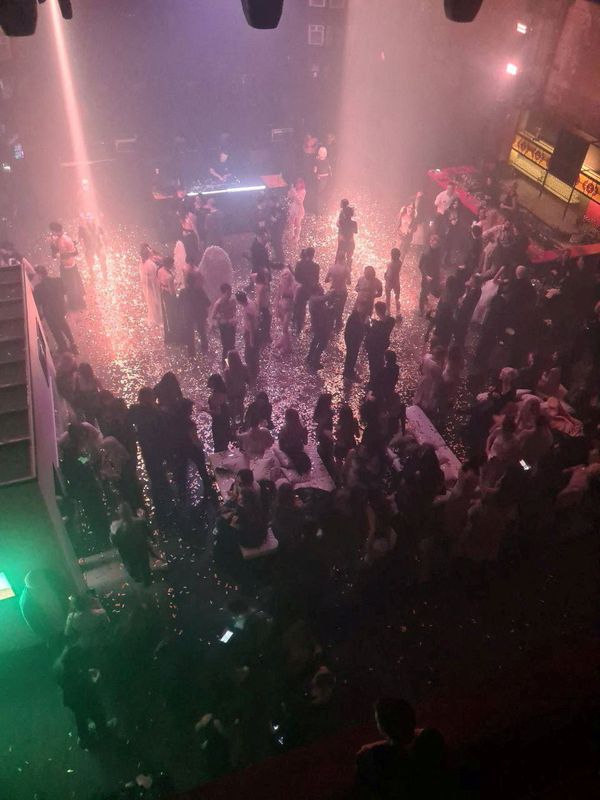 &copy; Reuters. FOTO DE ARCHIVO: Una fiesta "casi desnuda" organizada por la bloguera rusa Anastasia (Nastya) Ivleeva en el club nocturno Mutabor en Moscú, Rusia, en esta imagen publicada el 21 de diciembre de 2023. Ostorozhno Novosti vía REUTERS/File Photo