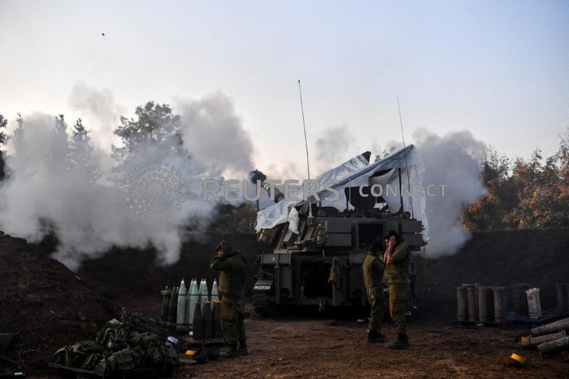 &copy; Reuters. FOTO DE ARCHIVO-Soldados israelíes permanecen a la espera, mientras una unidad de artillería móvil dispara, en el lado israelí de la frontera entre Israel y Líbano. 19 de diciembre de 2023. REUTERS/Gil Eliyahu PROHIBIDA LA VENTA COMERCIAL Y EDITORIAL
