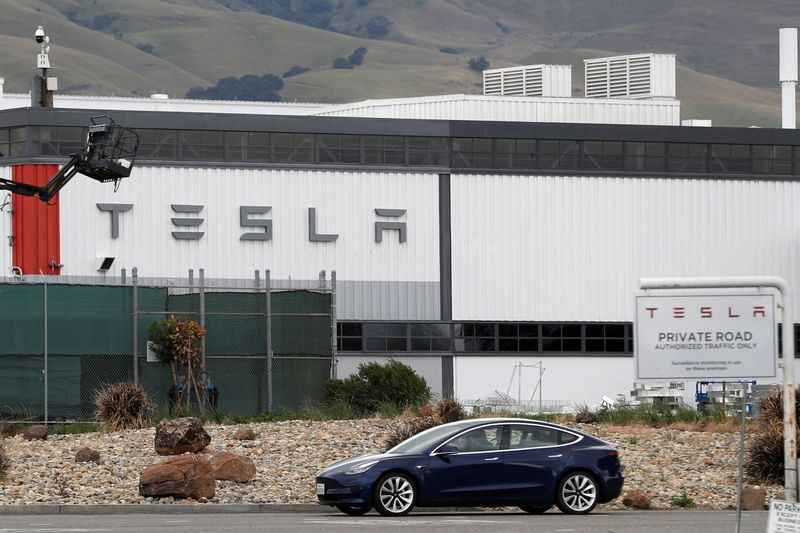 Tesla to raise pay for U.S. production staff - Bloomberg News