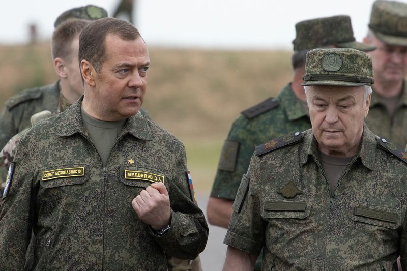 &copy; Reuters. FOTO DE ARCHIVO: El jefe adjunto del Consejo de Seguridad de Rusia, Dmitri Medvédev, acompañado por el viceministro de Defensa, Nikolái Pankov, visita el campo de entrenamiento militar de Prudboi, en la región de Volgogrado, Rusia. 1 de junio de 2023.