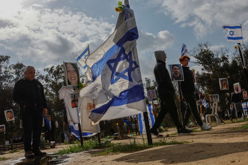 © Reuters. People walk at the site of the Nova festival, where people were killed and kidnapped during the October 7 attack by Hamas gunmen from Gaza, in Reim, in southern Israel, January 11, 2024. REUTERS/Tyrone Siu