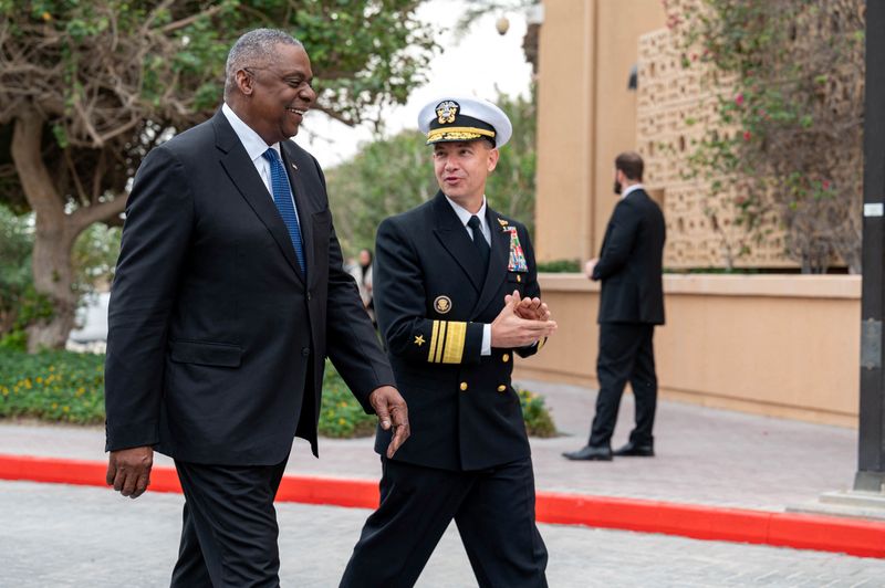 &copy; Reuters. U.S. Secretary of Defense Lloyd Austin is greeted by Vice Adm. Brad Cooper, commander of U.S. Naval Forces Central Command (NAVCENT), U.S. 5th Fleet and Combined Maritime Forces, during a visit to NAVCENT headquarters in Manama, Bahrain December 19, 2023.