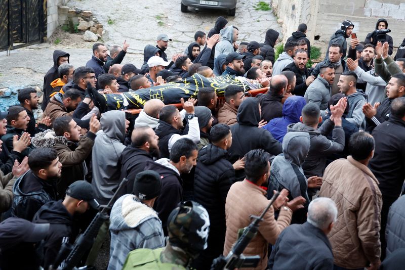 &copy; Reuters. فلسطينيون يحملون جثمان مجدي فشافشة، وهو مسلح فلسطيني لقي مصرعه في غارة شنتها قوات الأمن الإسرائيلية في جنين بالضفة الغربية المحتلة يوم الخ