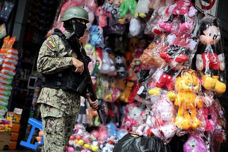 © Reuters. An armed soldier patrols a commercial area, in the aftermath of a wave a violence that saw the storming of a TV station on-air and explosions around the nation, in Quito, Ecuador, January 11, 2024. REUTERS/Ivan Alvarado