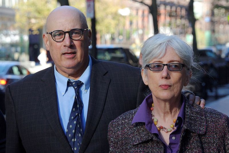 &copy; Reuters. FILE PHOTO: David and Ina Steiner arrive at the federal courthouse for the sentencing hearings for former eBay Inc security executives Jim Baugh and David Harville, who pleaded guilty to participating in a campaign to harass the Steiners that involved sen