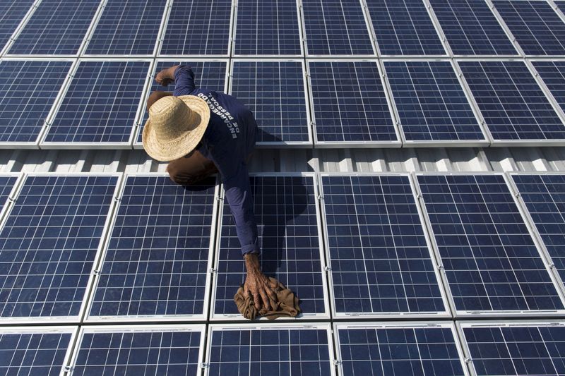 &copy; Reuters. FOTO DE ARCHIVO: Francisco da Silva Vale, de 61 años, limpia los paneles solares que alimentan las máquinas de hielo en la comunidad de Vila Nova do Amana, en la Reserva de Desarrollo Sostenible, en el estado de Amazonas, Brasil, 22 de septiembre de 201