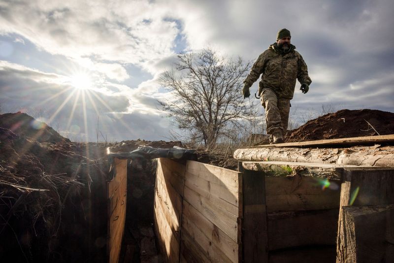&copy; Reuters. FILE PHOTO: Ukrainian military engineer with the callsign Lynx inspects a freshly dug trench that his unit built as part of a system of new fortifications near the front lines outside Kupiansk, amid Russia’s attack on Ukraine, December 28, 2023.  REUTER