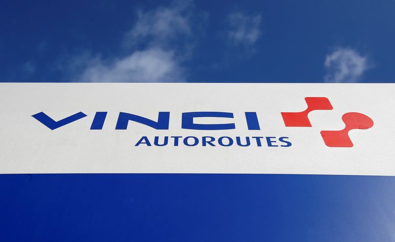 &copy; Reuters. Le logo de Vinci est photographié sur l'autoroute A62 à Saint-Jory, en France. /Photo d'archive/REUTERS/Regis Duvignau