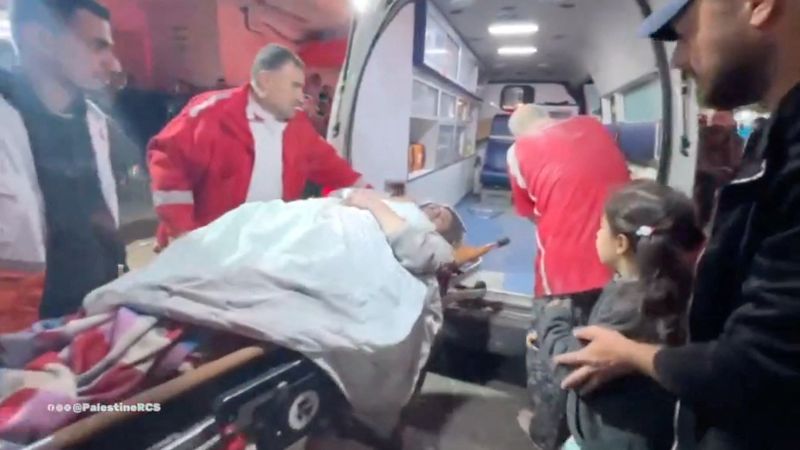&copy; Reuters. مسعفون من الهلال الأحمر الفلسطيني ينقلون فلسطينية مصابة من سيارة إسعاف إلى مستشفى شهداء الأقصى في دير البلح وسط قطاع غزة. حصلت رويترز على ال
