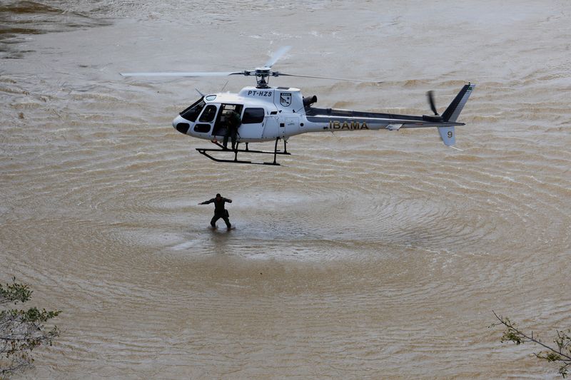 &copy; Reuters. Agente do Ibama desce de helicóptero no rio Uraricoera durante operação contra garimpo ilegal na Terra Indígena Yanomami 
11/02/2023
REUTERS/Amanda Perobelli