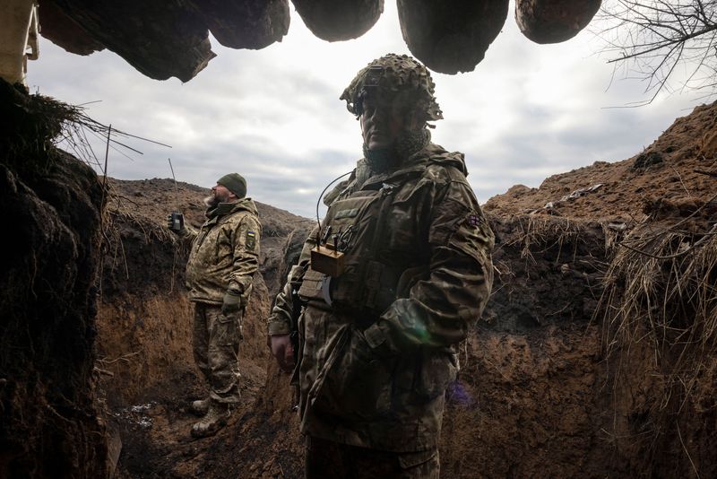 &copy; Reuters. Foto de archivo de efectivos militares ucranianos cavando una trinchera en Kupiansk
Dic 28, 2023.  REUTERS/Thomas Peter/
