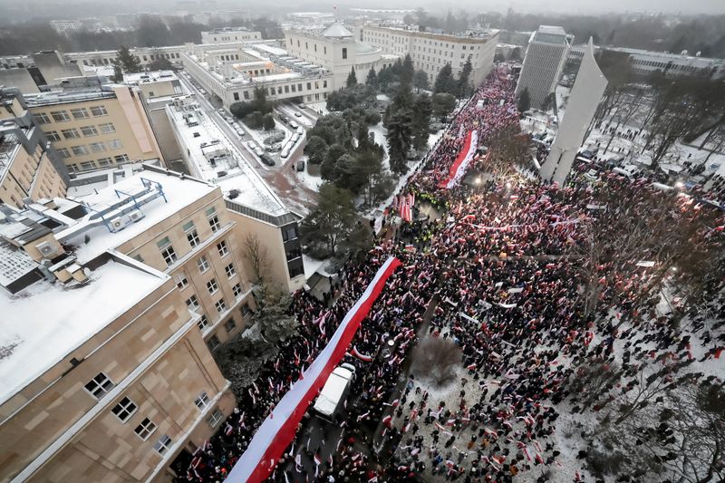 &copy; Reuters. Apoiadores do partido Lei e Justiça (PiS) reúnem-se em protesto contra reforma dos meios de comunicação estatais e prisão do antigo ministro do Interior e do seu vice em Varsóvia
11/01/2024
Kuba Atys/Agência Wyborcza.pl/via REUTERS   