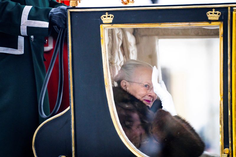 &copy; Reuters. Rainha Margrethe, da Dinamarca, acena de carruagem em Copenhague
04/01/2024
Ritzau Scanpix/Emil Nicolai Helms via REUTERS