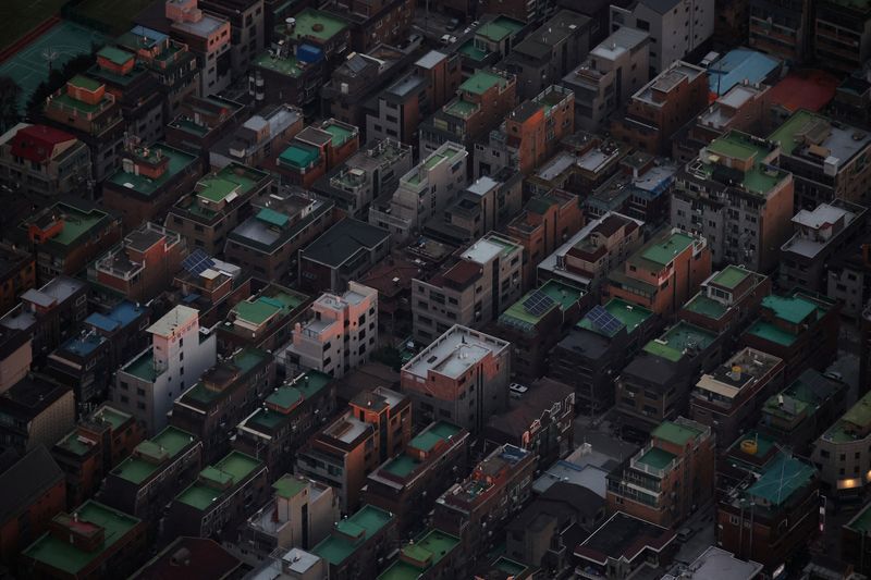 &copy; Reuters. FILE PHOTO: Homes are seen from the roof of 123-storey skyscraper Lotte World Tower in Seoul, South Korea, November 28, 2023.   REUTERS/Kim Hong-Ji/File Photo