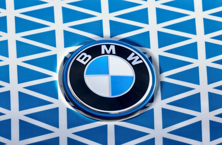 &copy; Reuters. ドイツの高級車メーカー各社が公表した２０２３年の販売台数は予想以上の内容となり、ＢＭＷがトップとなった。写真は、BMWのロゴ。２０２３年２月２８日にブリュッセルで撮影。（２０