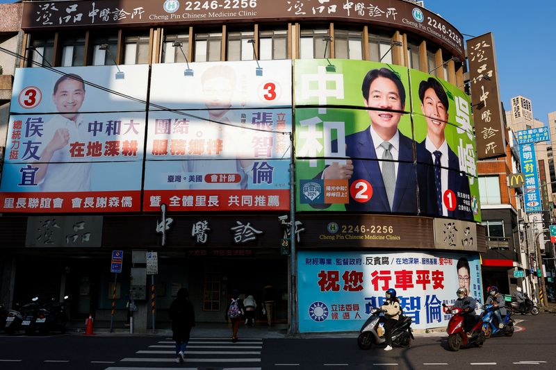 &copy; Reuters. People ride past campaign ads for Lai Ching-te, Taiwan's vice president and the ruling Democratic Progressive Party's (DPP) presidential candidate, Justin Wu, local parliament member candidate for the ruling Democratic Progressive Party's (DPP),  Hou Yu-i