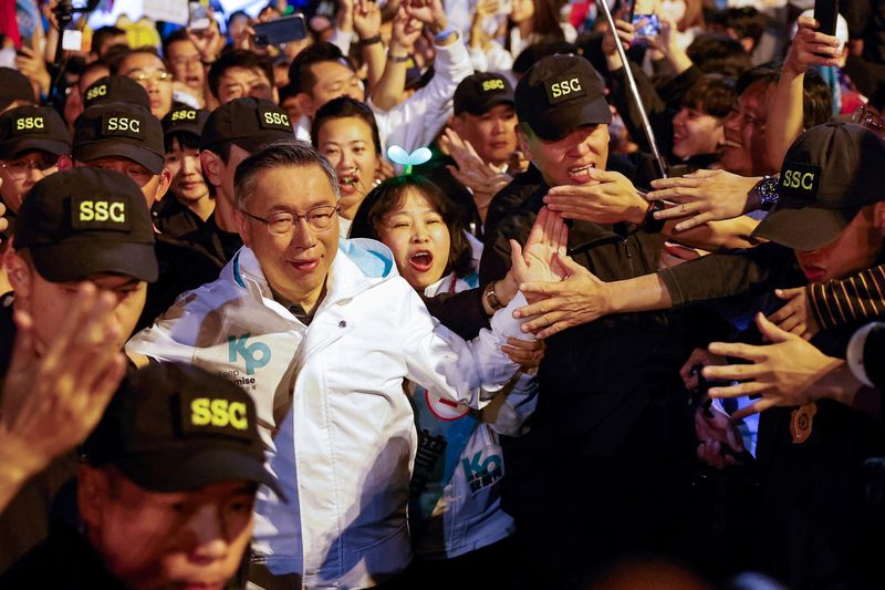 &copy; Reuters. 台湾第３政党の野党・台湾民衆党の総統候補、柯文哲氏は１２日、あすの選挙で勝利すれば他の政党と協力する意思があると表明した。写真は柯文哲氏。台湾・高雄市で７日撮影。（2024年 