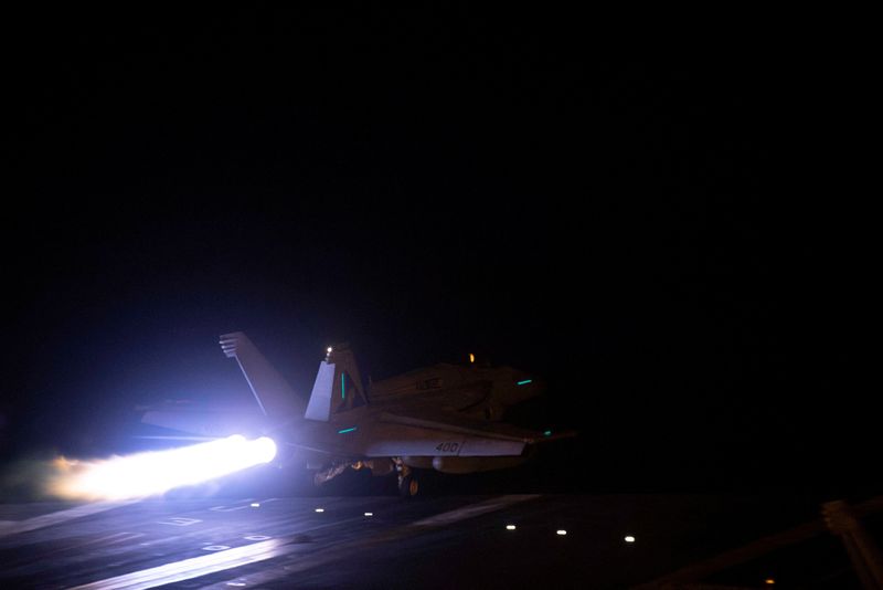 &copy; Reuters. Un avion décolle pour rejoindre la coalition dirigée par les États-Unis visant à mener des frappes aériennes contre des cibles militaires au Yémen. /Photo diffusée le 12 janvier 2024/REUTERS/Commandement central américain