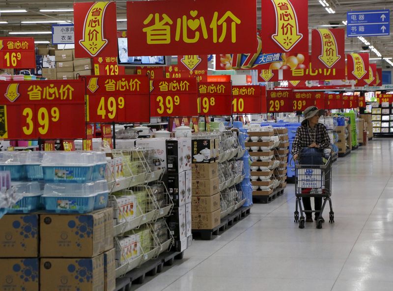 &copy; Reuters. Une femme fait ses courses dans un supermarché à Pékin, en Chine. /Photo prise le 15 octobre 2015/REUTERS/Kim Kyung-Hoon