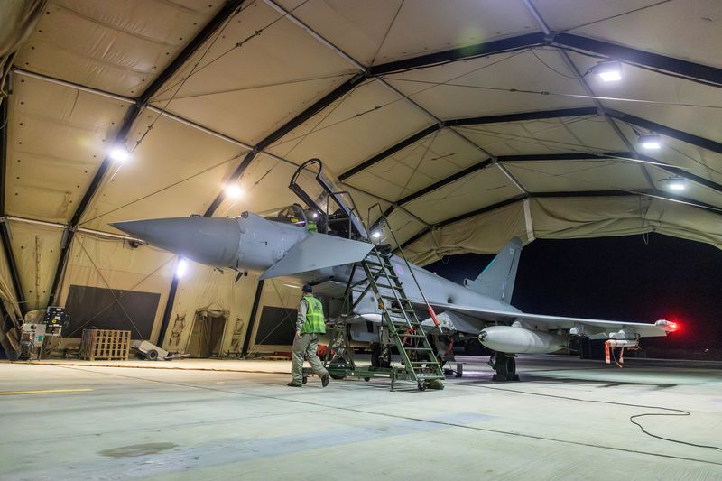 © Reuters. Un avion Typhoon de la Royal Air Force à son retour après avoir frappé des cibles militaires au Yémen lors de l'opération de la coalition dirigée par les États-Unis, à Chypre. /Photo diffusée le 12 janvier 2024/REUTERS/Sgt Lee Goddard/UK MOD