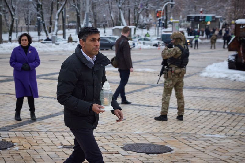 &copy; Reuters. FILE PHOTO:Britain's new Prime Minister Rishi Sunak visits a monument to Holodomor victims, amid Russia's attack on Ukraine, in Kyiv, Ukraine November 19, 2022.   Ukrainian Presidential Press Service/Handout via REUTERS/File Photo