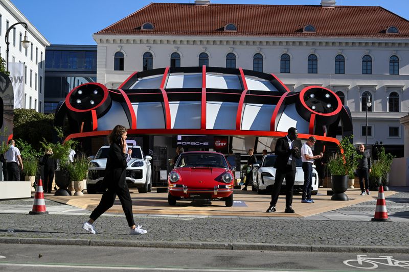 &copy; Reuters. Vehicles of German automobile manufacturer Porsche are displayed during the 2023 Munich Auto Show IAA Mobility, in Munich, Germany, September 5, 2023. REUTERS/Angelika Warmuth/File Photo