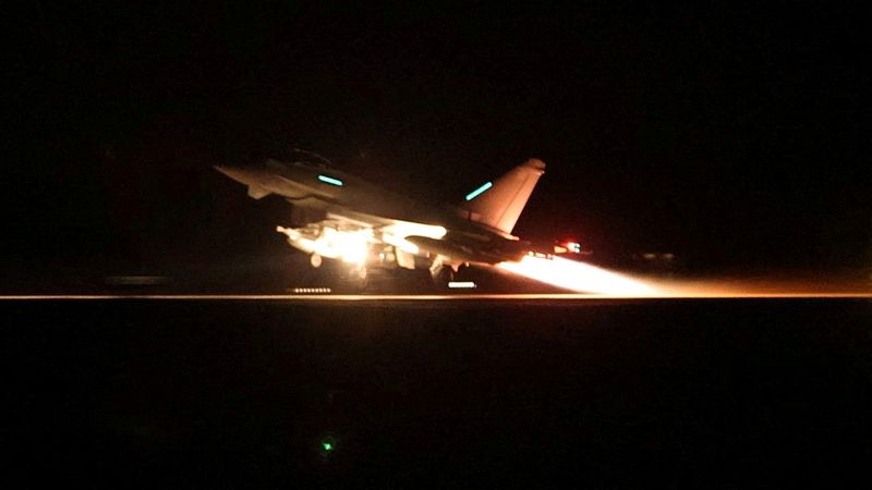 &copy; Reuters. Un avión Typhoon de la RAF británica despega para unirse a la coalición liderada por Estados Unidos desde RAF Akrotiri, Chipre, para llevar a cabo ataques aéreos contra objetivos militares en Yemen, dirigidos contra la milicia hutí. Imagen difundida 