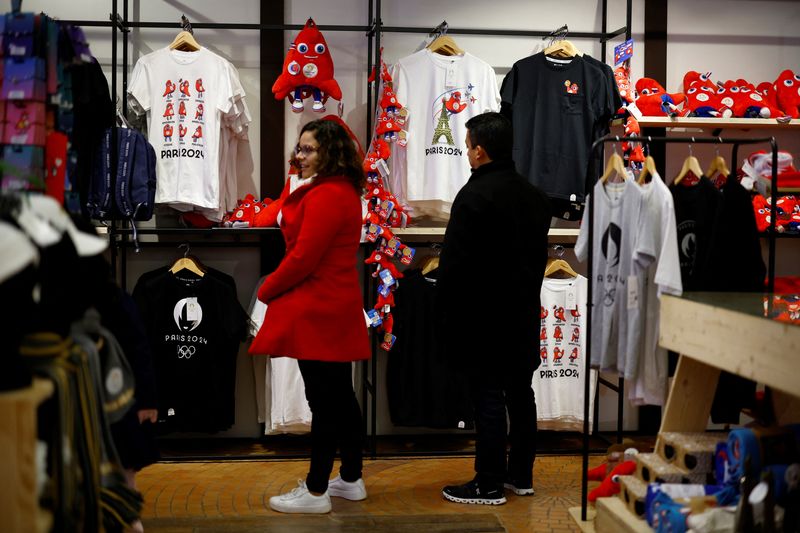 &copy; Reuters. Une boutique officielle des Jeux Olympiques et Paralympiques Paris 2024 au Carrousel du Louvre à Paris. /Photo prise le 21 décembre 2023/REUTERS/Sarah Meyssonnier