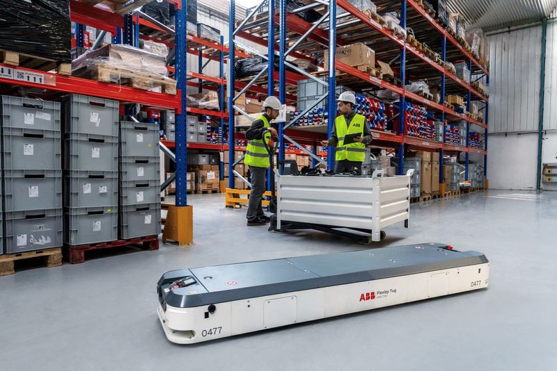 © Reuters. An ABB autonomous robot navigates around a warehouse, in Burgos, Spain, in this undated handout picture.  ABB/Handout via REUTERS 