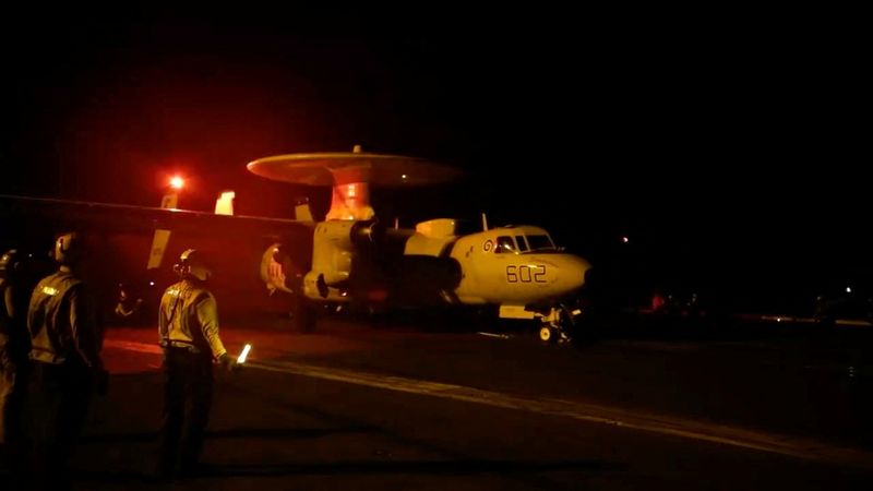 &copy; Reuters. Un avión despega para unirse a la operación de la coalición liderada por Estados Unidos contra objetivos militares en Yemen, dirigida contra la milicia hutí, que ha estado atacando el transporte marítimo internacional en el mar Rojo, desde un lugar n