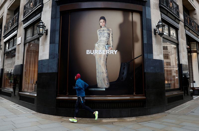 &copy; Reuters.  １月１２日、英高級ファッションブランド、バーバリーは通期の利益予想を再び下方修正した。ロンドンのバーバーリー店舗前で２０２３年１月撮影（２０２４年　ロイター/Peter Nicholls）