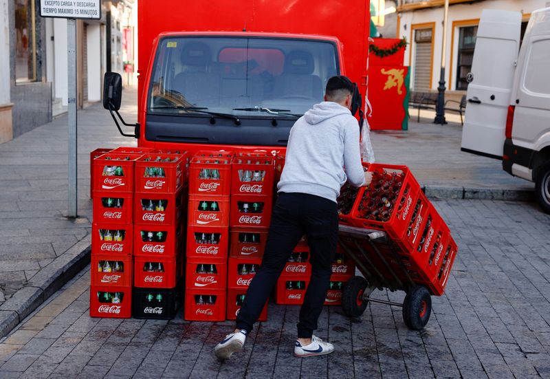 &copy; Reuters. FOTO DE ARCHIVO: Un repartidor empujando un carro con cajas de bebidas en Ronda, sur de España. 3 de enero de 2023. REUTERS/Jon Nazca
