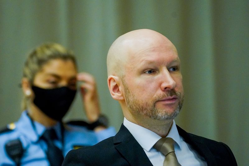 © Reuters. FILE PHOTO: Mass killer Anders Behring Breivik, arrives at the makeshift courtroom in Skien prison on the first day of the trial, where he is requesting release on parole, in Skien, Norway January 18, 2022. Ole Berg-Rusten/NTB/via REUTERS/File Photo