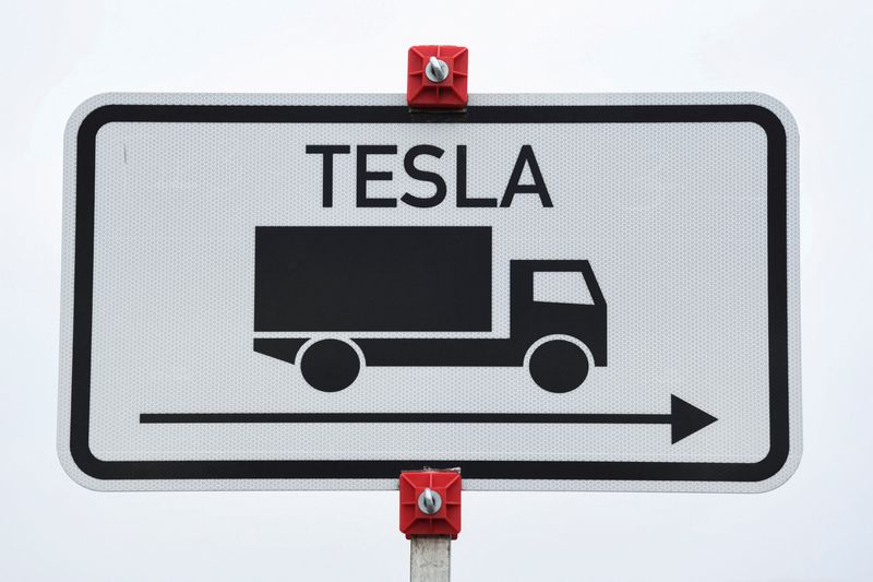 &copy; Reuters. Un cartello stradale nei pressi della Gigafactory Tesla a Gruenheide, vicino Berlino, in Germania. REUTERS/Annegret Hilse/