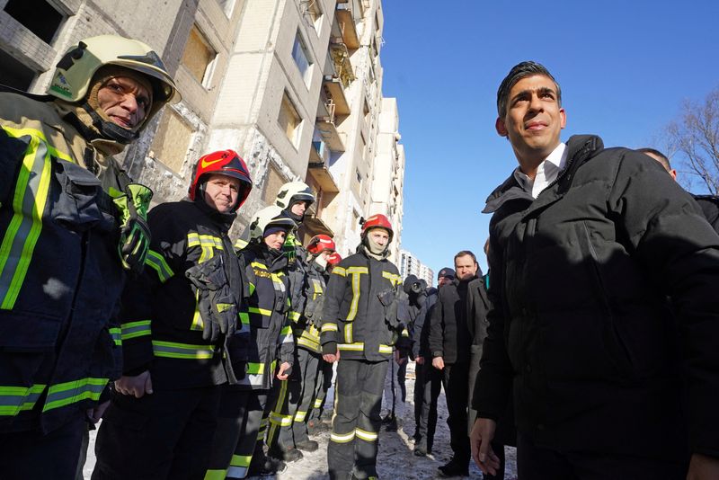 © Reuters. British Prime Minister Rishi Sunak meets firefighters ahead of meeting with President Volodymyr Zelenskiy to announce a major new package of military aid to Ukraine, in Kyiv, Ukraine, January 12, 2024. Stefan Rousseau/Pool via REUTERS