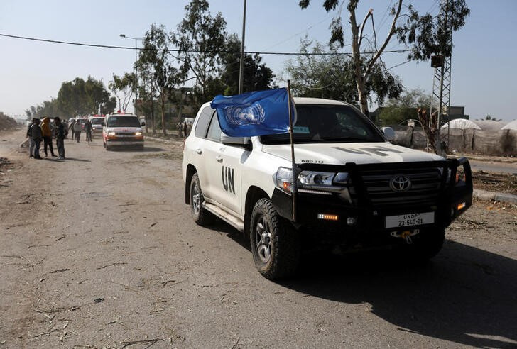 &copy; Reuters. Imagen de archivo de un vehículo de la ONU liderando un convoy de ambulancias con dirección al norte de la Franja de Gaza, cerca de Ciudad de Gaza. 24 noviembre 2023. REUTERS/Ibraheem Abu Mustafa