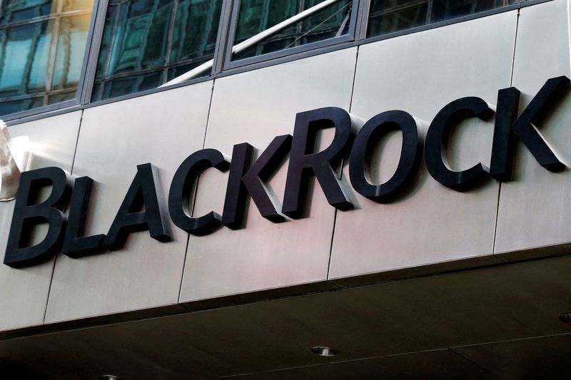 &copy; Reuters. Le logo BlackRock est visible à l'extérieur de ses bureaux à New York. /Photo prise le 17 octobre 2016/REUTERS/Brendan McDermid