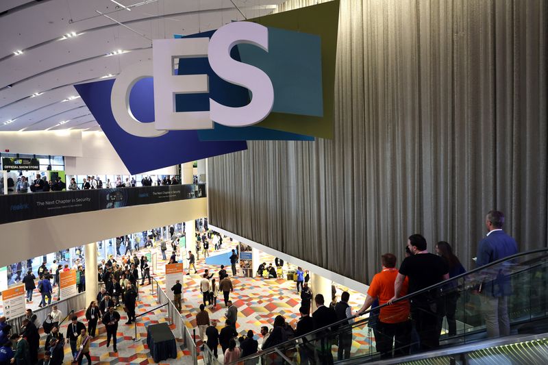 &copy; Reuters. Attendees head to exhibits during CES 2024, an annual consumer electronics trade show, in Las Vegas, Nevada, U.S. January 9, 2024. REUTERS/Steve Marcus/File Photo