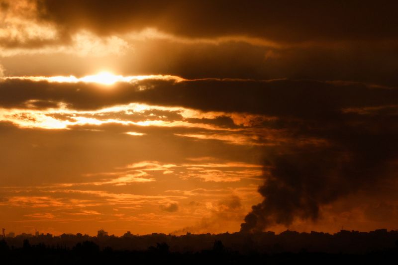 &copy; Reuters. Fumaça no norte de Gaza vista de Israel
 2/1/2024    REUTERS/Amir Cohen