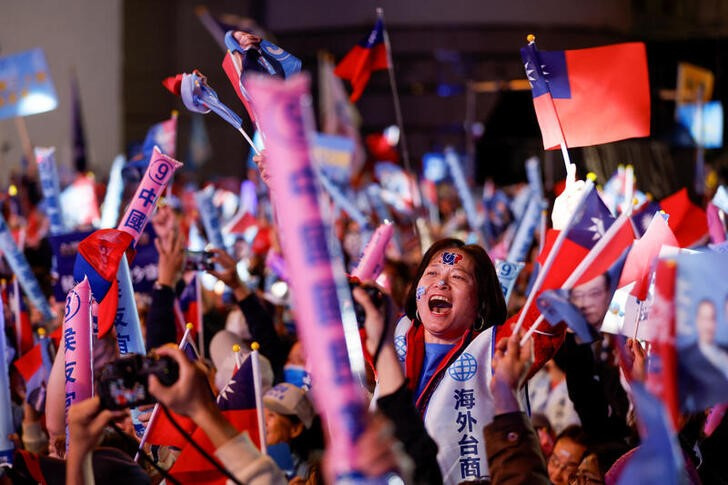 &copy; Reuters. Miles de persons participan en el mitin final de campaña del principal partido opositor Kuomintang (KMT), antes de las elecciones presidenciales y parlamentarias, en la Ciudad Nueva Taipéi, Taiwán. 12 enero 2024. REUTERS/Carlos García Rawlins