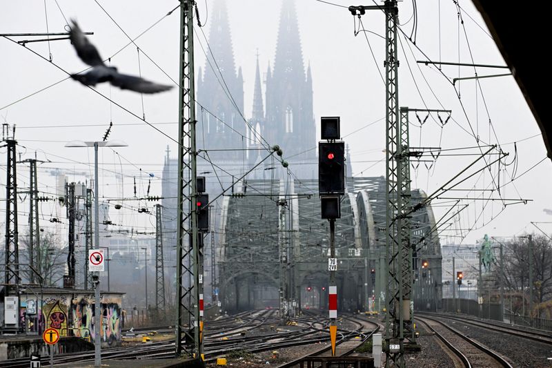 © Reuters. FILE PHOTO: A bird flies near empty railway tracks at Cologne Deutz train station during a strike by Germany's GDL train drivers' union demanding wage increases and a shorter working week, in Cologne, Germany, January 12, 2024. REUTERS/Jana Rodenbusch/File Photo