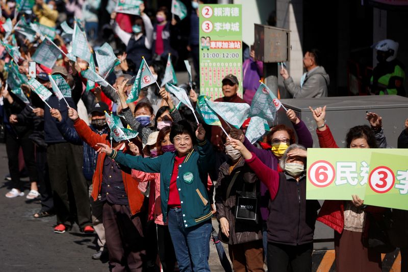 &copy; Reuters. Apoiadores do Partido Democrático Progessista de Taiwan durante comício eleitoral em Nova Taipé
12/01/2024 REUTERS/Carlos Garcia Rawlins