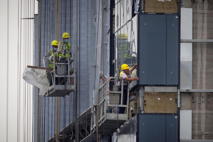 &copy; Reuters. Imagen de archivo de obreros trabajando en la construcción de un edificio de departamentos en Pekín, China. 29 julio 2023. REUTERS/Thomas Peter