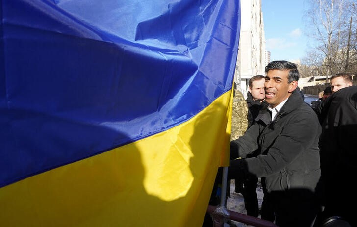 &copy; Reuters. El primer ministro británico, Rishi Sunak, posa junto a una bandera ucraniana en las calles de Kiev, Ucrania. 12 enero 2024. Stefan Rousseau/Pool vía Reuters