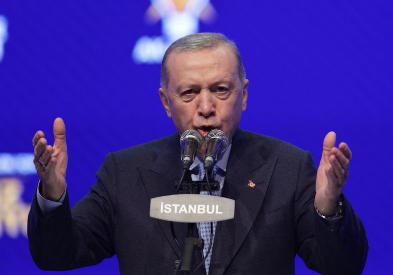 &copy; Reuters. FOTO DE ARCHIVO: El presidente turco, Tayyip Erdogan, habla para anunciar a Murat Kurum como candidato de su gobernante Partido de la Justicia y el Desarrollo (Partido AK) en las elecciones a la alcaldía de Estambul en marzo, en Estambul, Turquía. 7 de 