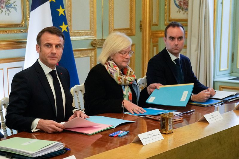 &copy; Reuters. Le président français Emmanuel Macron (à gauche), la nouvelle ministre du Travail, de la Santé et des Solidarités Catherine Vautrin (au centre), et le ministre français de la Défense Sébastien Lecornu (à droite), lors de la première réunion du 