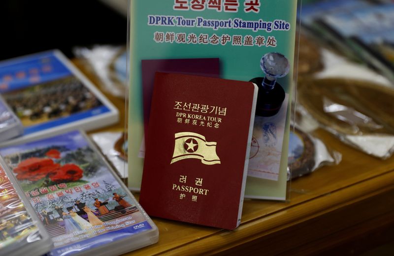 &copy; Reuters. Passaporte norte-coreano em loja de souvernirs em Pyongyang
11/09/2018 REUTERS/Danish Siddiqui