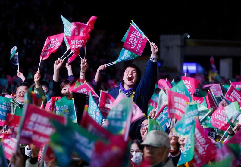 © Reuters. Supporters attend a campaign rally of the ruling Democratic Progressive Party (DPP) ahead of the presidential and parliamentary elections in New Taipei City, Taiwan January 12, 2024. REUTERS/Ann Wang