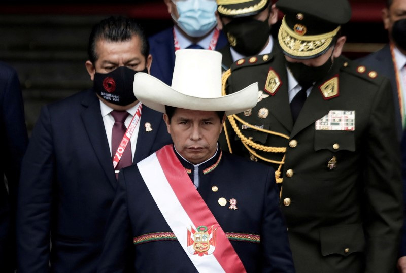 &copy; Reuters. FOTO ARCHIVO: El presidente de Perú Pedro Castillo sale del Congreso tras su ceremonia de investidura, en Lima, Perú. 28 de julio de 2021. REUTERS/Angela Ponce/File Photo